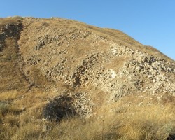 View of remains of the siege ramp at Lachish in 701 BC (©Mark A. Wilson. Wikimedia Commons). More information in Zekkos (2016)